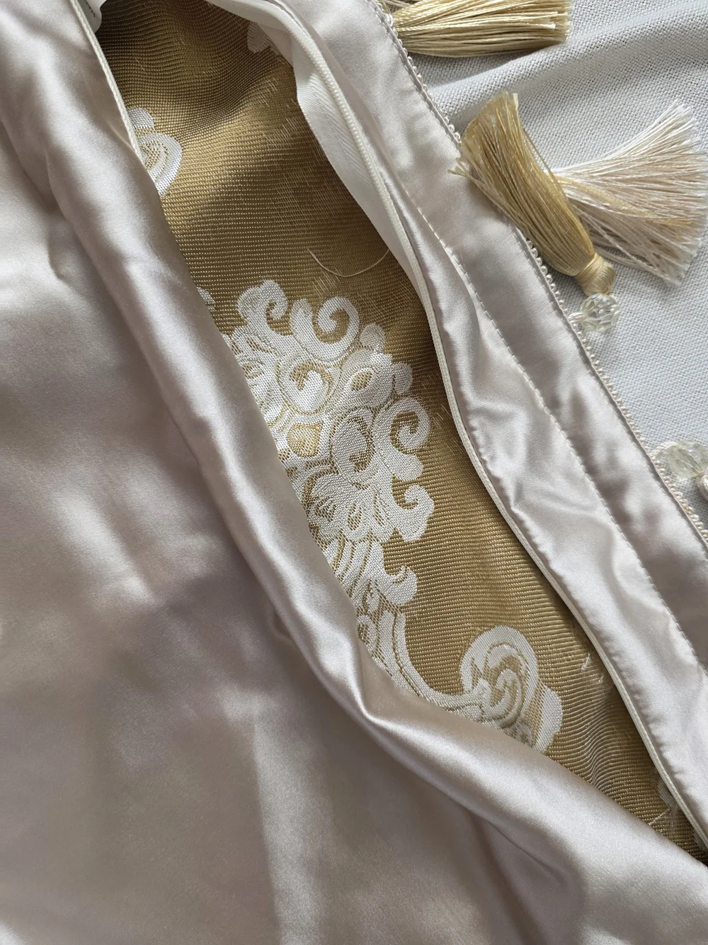 * Loom and‎ Mill 1 Piece Luxury Throw Pillow Cover, Floral Embroidery 20x20